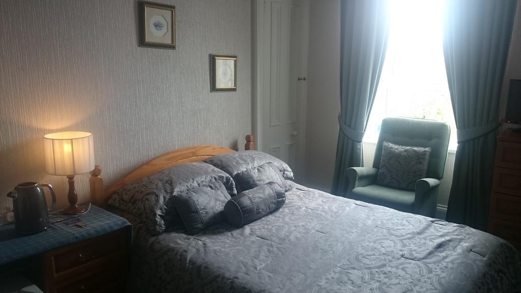Crawfords Guest House Питърхед Екстериор снимка