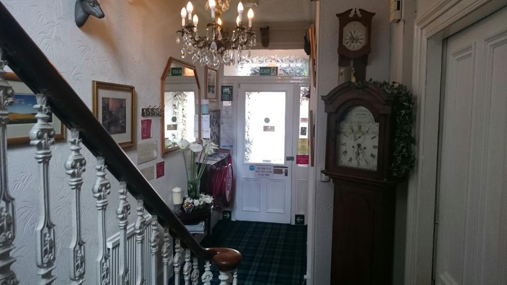 Crawfords Guest House Питърхед Екстериор снимка