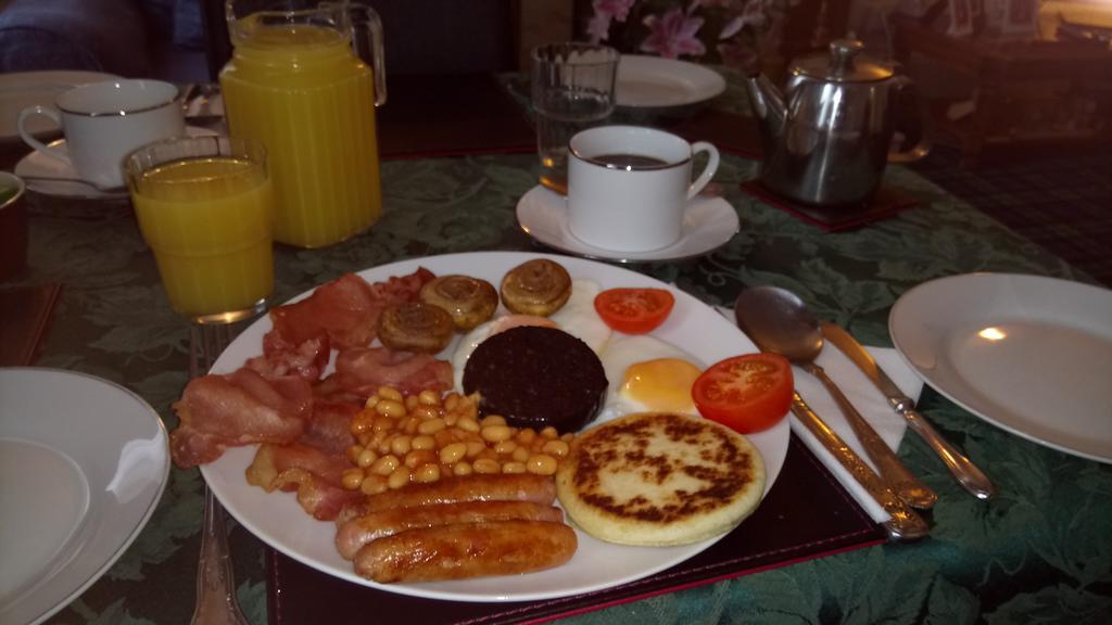 Crawfords Guest House Питърхед Екстериор снимка